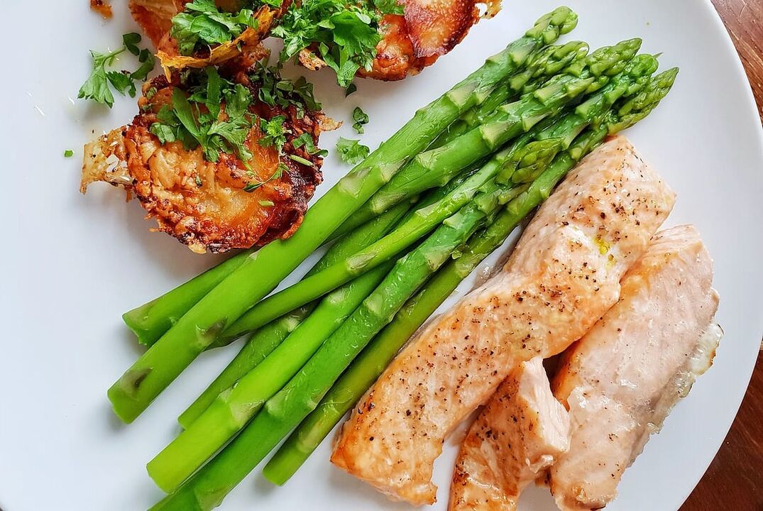 Pescado al horno con espárragos en el menú de la dieta baja en carbohidratos